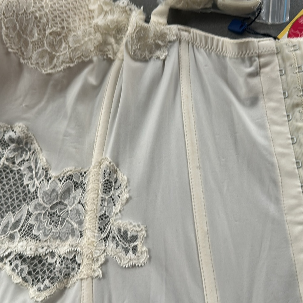 Elegant Cream Lace Strapless Corset - Picture 11 of 16